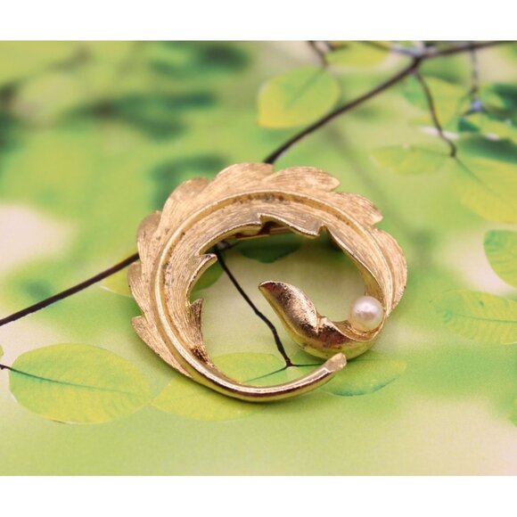 Leaf Pearl Swirl Gold Tone Brooch Lapel Hat Pin Brushed Textured Vintage Estate - Picture 5 of 8